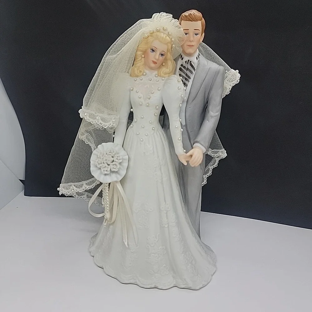 Vintage EHW 1987 Porcelain Bride And Groom Figurine Music Box Wedding March - Picture 1 of 10